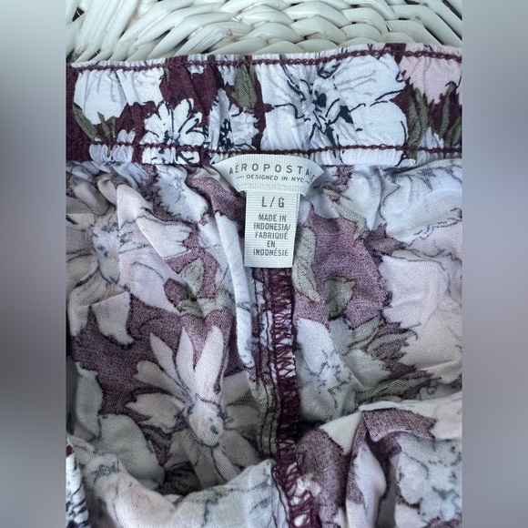 Women’s loose fitting flower printed shorts with drawstring - Picture 3 of 3